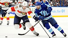 Oliver Bjorkstrand a Mikulá� Hovorka se natahují po puku.