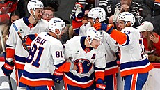 Bo Horvat (uprost�ed) p�ijímá gratulace ke gólu.