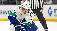 Filip Chytil se natahuje po kotou�i.