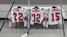 Vyv�ené dresy na památku JJ Wrighta, Camerona Casorsa a Cadena Finea.