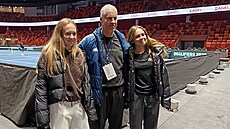 Petr Kova�ka se svými dcerami Alenou a Janou na plo�e Horácké arény, kde se o...