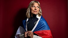 Lucie Charvátová pózuje s �eskou vlajkou.
