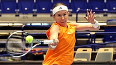 Nikola Bart��ková v osmifinálovém utkání Ostrava Open proti Francouzce Fion�...