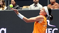 Nikola Bart��ková si v osmifinále ostravského turnaje nadhazuje mí�ek na podání.