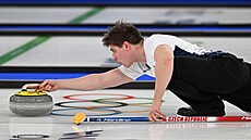 �eský curler Vít Chabi�ovský b�hem prvního klání na olympiád�.