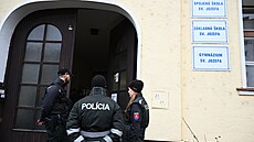 �ák základní �koly ve slovenském Novém Mest� nad Váhom post�elil dva spolu�áky...