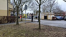 Slo�ky IZS zasahují u bytového domu s ordinací v Plavské ulici v �eských...