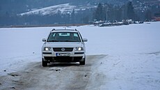 Auto p�ejí�dí zamrzlé Lipno mezi Horní Planou a Bli��í Lhotou. (2. února 2026)