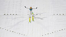 Polský skokan na ly�ích Kacper Tomasiak v závod� ve skoku na ly�ích na st�edním...