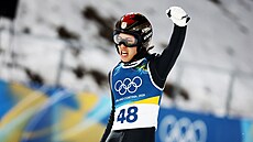 Japonský skokan na ly�ích Ren Nikaido po svém skoku v závod� na st�edním m�stku...