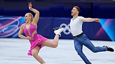 Natálie Taschlerová a Filip Taschler vystupují v sout�i rytmických tanc� na...