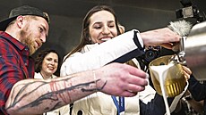 Snowboardistku Zuzanu Mad�rovou, která získala na olympijských hrách v Itálii...