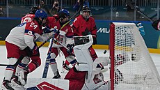 Kanadská hrá�ka Julia Goslingová st�ílí gól b�hem zápasu proti �esku na zimních...