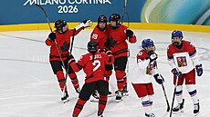 Kana�anka Julia Goslingová slaví se spoluhrá�kami pátý gól jejího týmu b�hem...