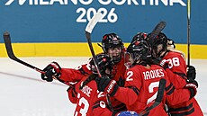 Kana�anka Julia Goslingová slaví se spoluhrá�kami pátý gól svého týmu b�hem...