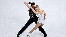 Piper Gillesová a Paul Poirier z Kanady vystupují v sout�i rytmických tanc� na...