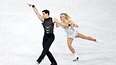 Piper Gillesová a Paul Poirier z Kanady vystupují v sout�i rytmických tanc� na...