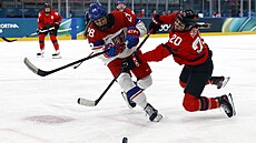 Noemi Neubauerová v akci s Kana�ankou Sarah Nurseovou b�hem zápasu na zimních...