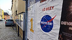 Ulice Vysokého Mýta zaplavily plakáty, které mají skrze známé zna�ky...