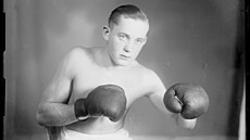 Ve fotografické sbírce nechybí novoman�elské páry, d�ti, �eny a mu�i v dobových od�vech nebo domácí mazlí�ci.