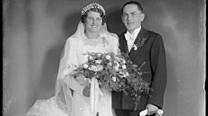 Ve fotografické sbírce nechybí novoman�elské páry, d�ti, �eny a mu�i v dobových od�vech nebo domácí mazlí�ci.