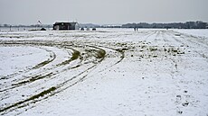 Své �idi�ské dovednosti a limity vozu testoval v noci na zasn�eném leti�ti....