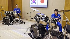 Japonská premiérka Sanae Takai�iová (vpravo) a jihokorejský prezident I...