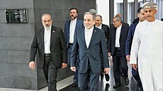 Íránský ministr zahrani�í Abbás Arak�í p�ichází na jednání v Ománu. (6. února...