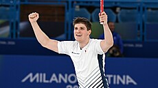 Curler Vít Chabi�ovský slaví první vít�zství po utkání s Ji�ní Koreou. (7....