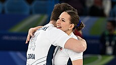 Pár �eských curler� Vít Chabi�ovský a Julie Zelingrová slaví první vít�zství po...