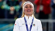 Vít�zná Italka ze závodu na 3 000 metru Francesca Lollobrigidová na stupních...