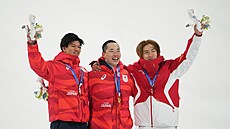 Medailisté z olympijského závodu v Big iru  - zleva st�íbrný Japonec Ryoma...