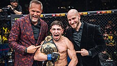 Mochamed Machaev, nový �ampion pérové váhy, s majiteli Oktagonu Ond�ejem...