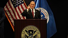 Tom Homan, poradce Bílého domu pro otázky hranic, po�ádá tiskovou konferenci ve...