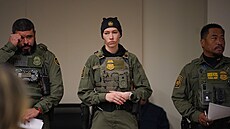 Federální agenti sledují, jak Tom Homan po�ádá tiskovou konferenci ve federální...