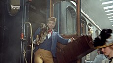 Adéla je�t� neve�e�ela. Nick Carter p�ijí�dí v �nenápadném� od�vu z Ameriky do...