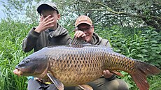 Radek Filip se synem Hubertem. Syn zdolal �upiná�e, který m�l kolem 15...