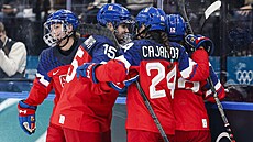 Kristýna Kaltounková se raduje po gólu se spoluhrá�kami v utkání proti...