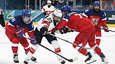 Souboj o kotou� mezi Kristýnou Kaltounkovou (vlevo) a Alinou Mullerou...