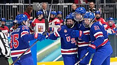 Americké hokejistky se radují po gólu Alexandry Carpentrové v p�esilové h�e.