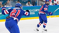 Hannah Bilkaová (vpravo) slaví spole�n� s Hilary Knightovou úvodní gól proti...