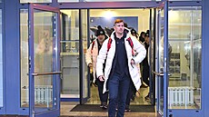 Roman �ervenka na leti�ti p�ed odletem do d�ji�t� olympijských her.