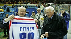 Jaroslav Pitner (s dresem) p�i oslav� 80. narozenin v Jihlav�  s Karlem Gutem.