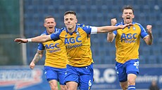 Michal Bílek slaví se spoluhrá�i gól.