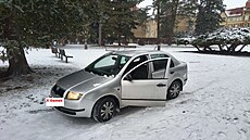 Ve Varnsdorfu Fabia tahala snowboardistu, �ád�ní p�ekazila policie.