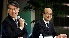 Odcházející generální �editel spole�nosti Toyota Motor Koji Sato (vlevo) a...