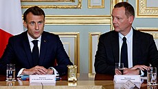 Francouzský prezident Emmanuel Macron (vlevo) a jeho diplomatický poradce...