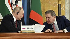 Ruský prezident Vladimir Putin (vlevo) se svým poradcem Jurijem U�akovem. (17....