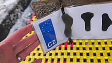 Na dálnici D48 u Frýdku-Místku narazili policisté na u�itkový v�z s papírovými...