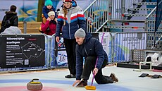 Reportér iDNES.cz Pavel Kortus si na olympijském festivalu vyzkou�el i curling...